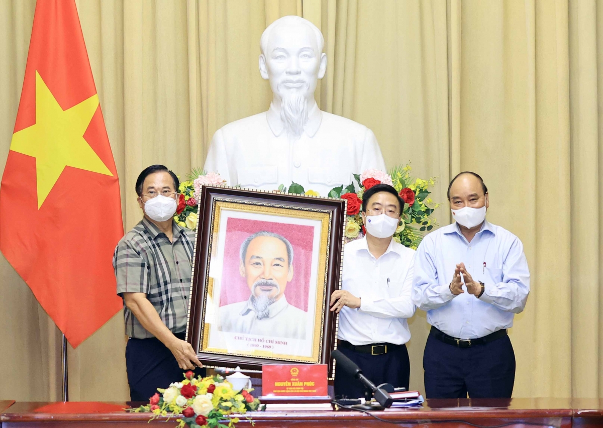 Chủ tịch nước Nguyễn Xuân Phúc gặp mặt các điển hình tiên tiến của Hiệp hội Dệt May Việt Nam (