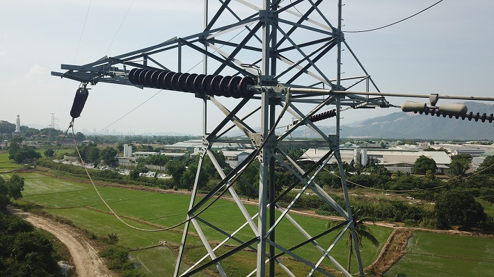 Đội Truyền tải điện Cam Ranh sử dụng Flycam để kiểm tra Cách điện và phụ kiện tại vị trí 340 (đường dây 220kV Thiên Tân - Nha Trang)