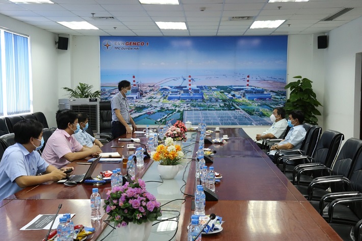 Ông Nguyễn Văn Thú - Giám đốc, Trưởng Ban chỉ đạo phòng chống Covid 19 Công ty báo cáo tại buổi làm việc