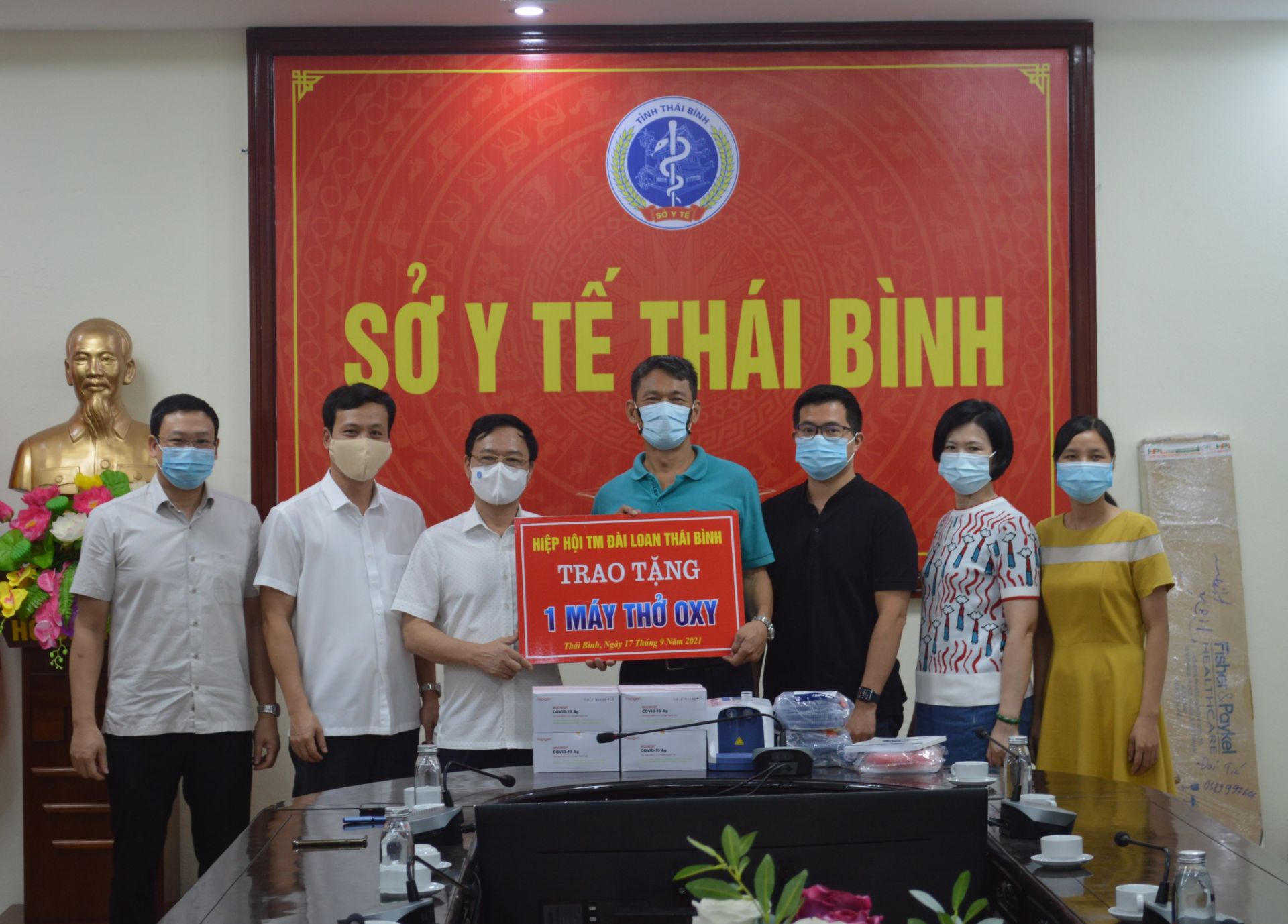 Hiệp hội Thương mại Đài Loan, chi nhánh Thái Bình đã trao tặng 02 máy thở oxy với tổng trị giá trên 260 triệu đồng cho Sở Y tế và Bệnh viện Đa khoa tỉnh