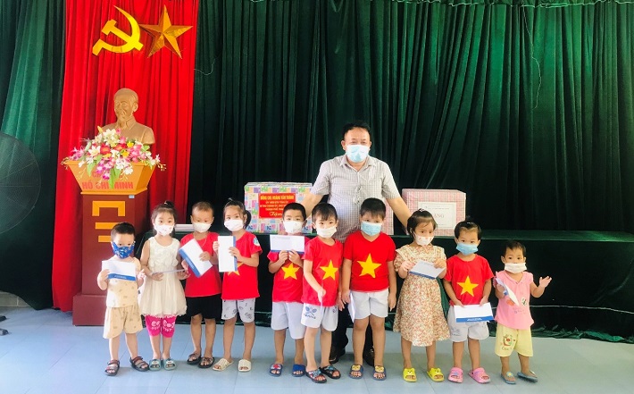 Đồng chí Tạ Ngọc Linh – Chủ tịch Công đoàn đại diện Lãnh đạo Công ty tặng quà  tại Trường mầm non xã Vũ Chính – Thành phố Thái Bình