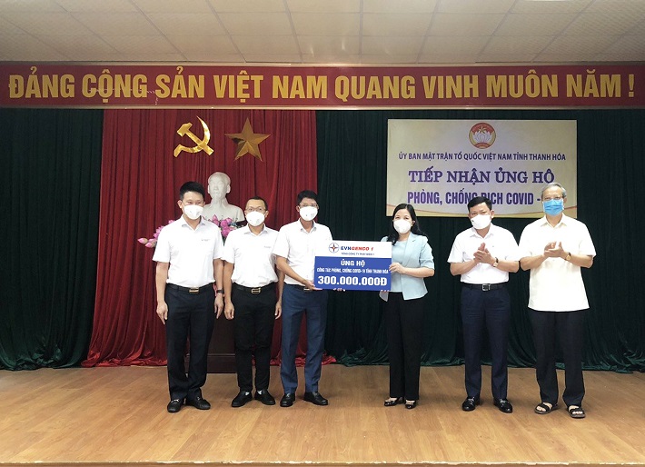 Công ty Nhiệt điện Nghi Sơn trao tiền ủng hộ cho lãnh đạo Ủy ban MTTQ tỉnh Thanh Hóa