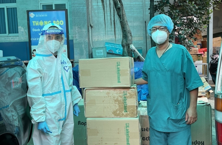 Đại diện Thăng Long JOC hỗ trợ vật tư y tế cho các bệnh viện dã chiến tại Tp. Hồ Chí Minh