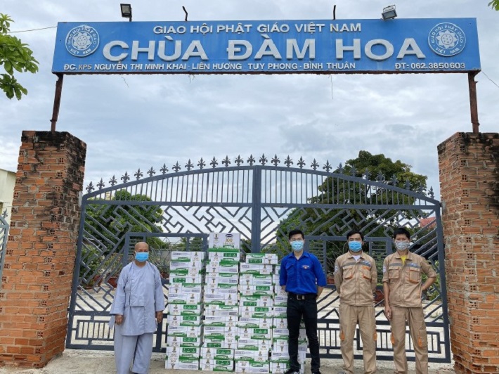 Nhà máy Nhiệt điện Vĩnh Tân 4 tặng sữa cho trẻ em có hoàn cảnh đặc biệt tại Chùa Đàm Hoa, thị trấn Liên Hương, huyện Tuy Phong, Bình Thuận.