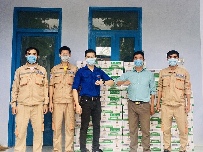 Đoàn TNCS nhà máy đã phối hợp với Hội chữ thập đỏ của huyện Tuy Phong tặng sữa tới các gia đình khó khăn chịu ảnh hưởng của dịch Covid-19 ở xã Phước Thể.