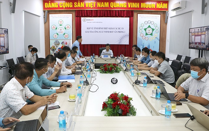 Ông Nguyễn Tuấn Tùng - Chủ tịch HĐTV EVNNPT chủ trì cuộc họp về tình hình triển khai các dự án giải tỏa công suất NMNĐ BOT Vân Phong 1