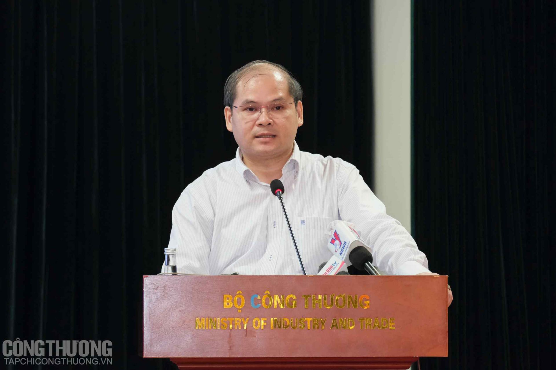 Phó Cục trưởng Cục Điều tiết điện lực Trần Tuệ Quang trả lời báo chí tại buổi họp báo thường kỳ Bộ Công Thương ngày 30/9/2021
