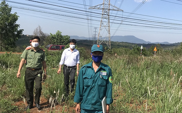 Phối hợp kiểm tra các vị trí xung yếu trên lưới truyền tải tại tỉnh ĐăkNông. Ảnh chụp tháng 4/2021