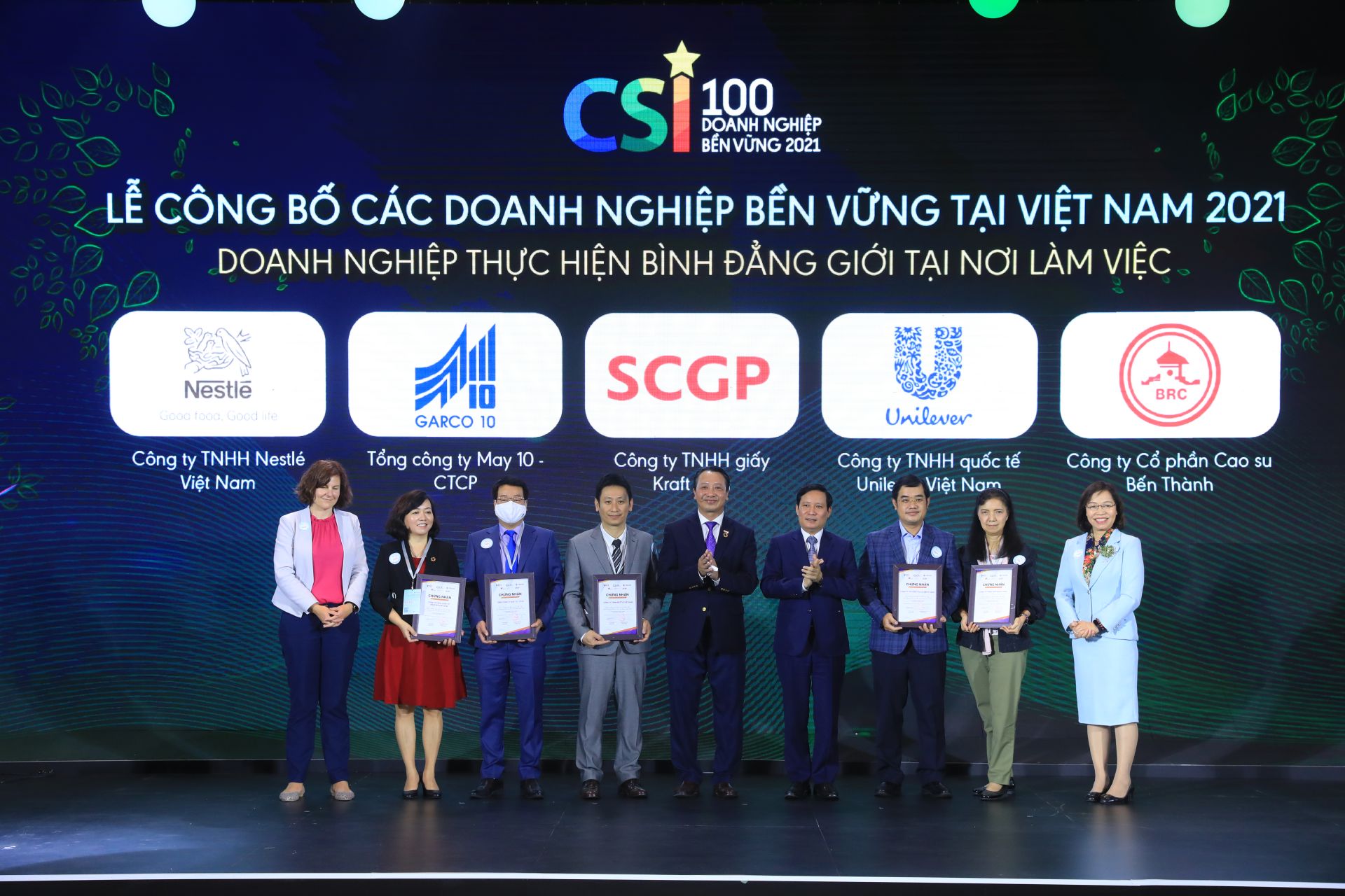 Đại diện Nestlé Việt Nam nhận Giấy chứng nhận doanh nghiệp tiêu biểu thực hiện bình đẳng giới tại nơi làm việc