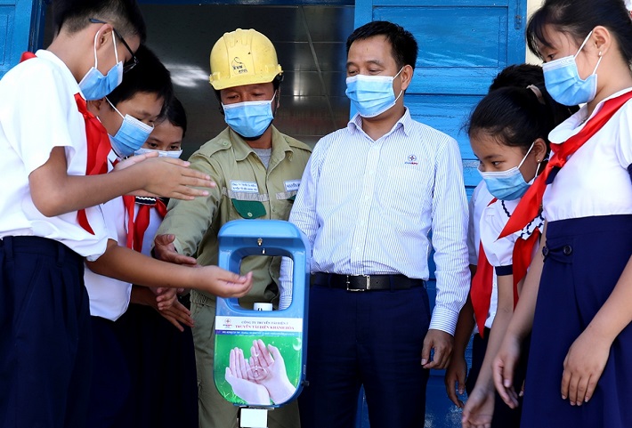 Ông Nguyễn Tuấn Tùng trao tặng máy sát khuẩn tự động cho thày trò trường tiểu học Ninh Lộc, huyện Ninh Hoà, tỉnh Khánh Hoà