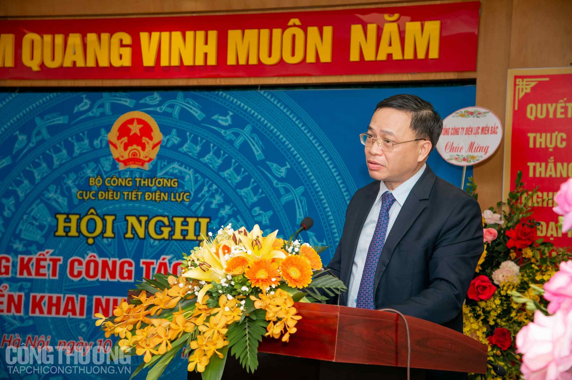 Cục trưởng Cục Điều tiết điện lực Nguyễn Anh Tuấn báo cáo tại Hội nghị