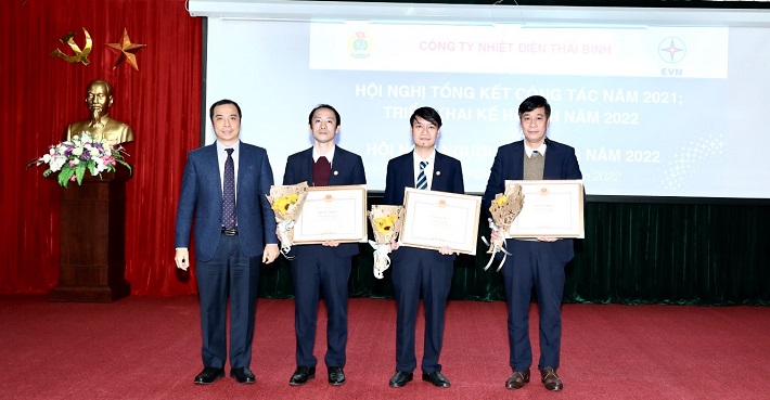 Ông Ngô Sơn Hải - Phó Tổng Giám đốc EVN trao bằng khen cho các tập thể  đạt thành tích xuất sắc năm 2021