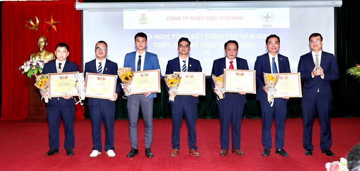 Ông Uông Quang Huy - Phó Chủ tịch Công đoàn Điện lực Việt Nam, trao bằng khen cho các tập thể và cá nhân có thành tích xuất sắc năm 2021