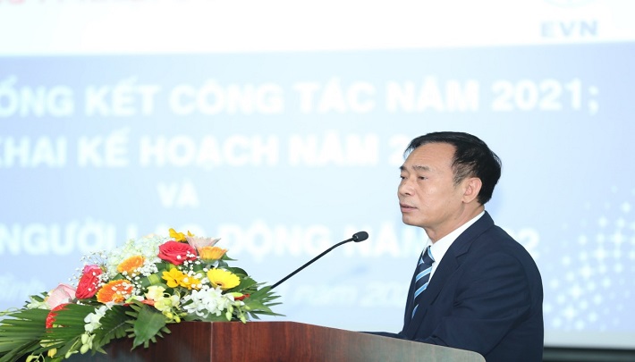 Ông Trần Hữu Học – Phó Giám đốc Công ty trình bày Báo cáo tổng kết năm 2021,  triển khai kế hoạch năm 2022