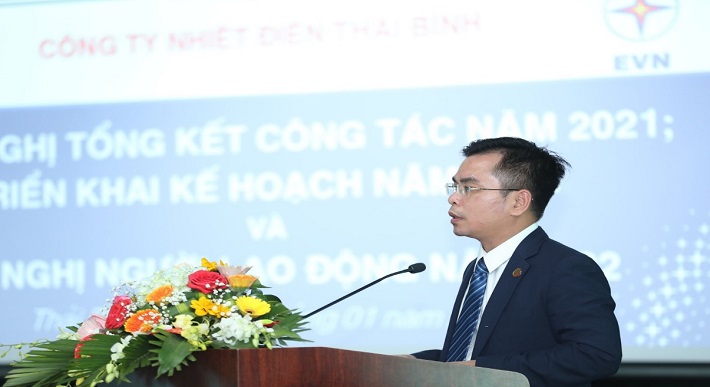 Ông Nguyễn Việt Hùng – Phó chủ tịch Công đoàn báo cáo tình hình thực hiện chế độ chính sách và giám sát việc thực hiện TƯLĐTT, HĐLĐ, các nội quy, quy chế năm 2021