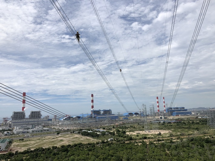 Công nhân Truyền tải điện Bình Thuận hỗ trợ kỹ thuật đóng điện Trạm biến áp 500/220kV Trung Nam và đường dây đấu nối kết hợp Nhà máy điện mặt trời Trung Nam Thuận Nam, tháng 9/2020