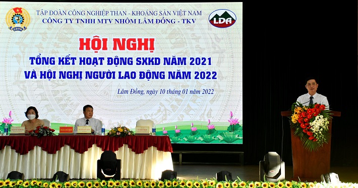 Ông Vũ Minh Thành - Giám đốc Công ty Nhôm Lâm Đồng báo cáo tại hội nghị
