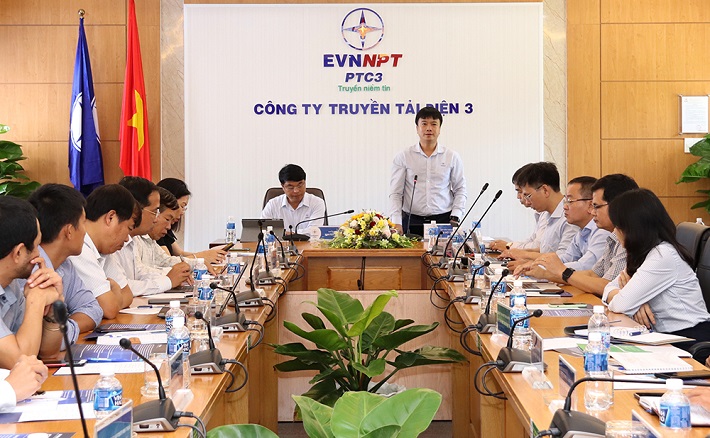 Phó Tổng giám đốc EVNNPT Lưu Việt Tiến (đứng) phát biểu tại Hội thảo “Phối hợp công tác quản lý vận hành lưới điện truyền tải đấu nối vào lưới điện truyền tải điện quốc gia”, tháng 3/2021