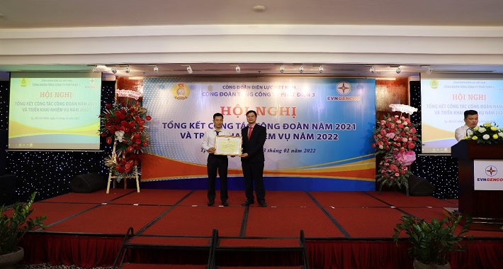 Trao tặng Bằng khen Tổng Liên đoàn Lao động Việt Nam cho Công đoàn Công ty Nhiệt điện Phú Mỹ