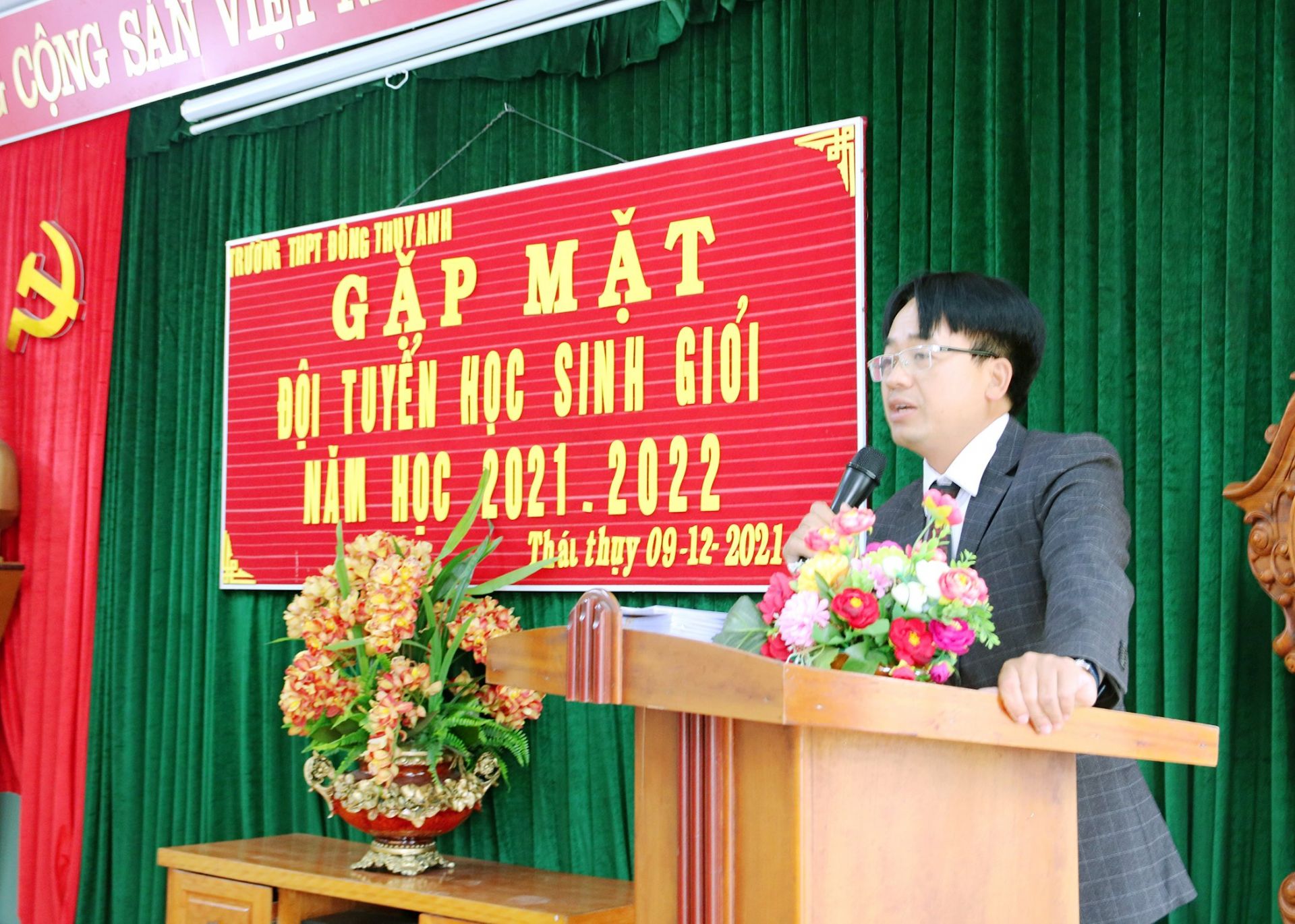 Thầy Trương Kim Hiển, Hiệu trưởng phát biểu tại Lễ gặp mặt đội tuyển học sinh giỏi năm học 2021 -2022 .