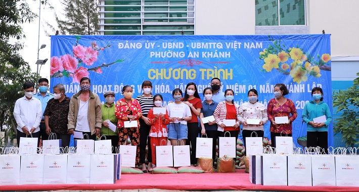 Bà Nguyễn Thị Thanh Hương – Phó Tổng giám đốc EVNGENCO3 và bà Trần Thị Hồng – Bí thư Đảng ủy Phường An Khánh trao quà cho các hộ dân