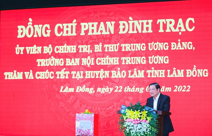 Đồng chí Phan Đình Trạc - Ủy viên Bộ Chính trị, Bí thư Trung ương Đảng, Trưởng Ban Nội chính Trung ương phát biểu chúc mừng tại buổi thăm, tặng quà tết Nhâm Dần 2022