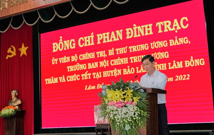 Đồng chí Vũ Minh Thành – Giám đốc Công ty Nhôm Lâm Đồng báo cáo tại buổi làm việc
