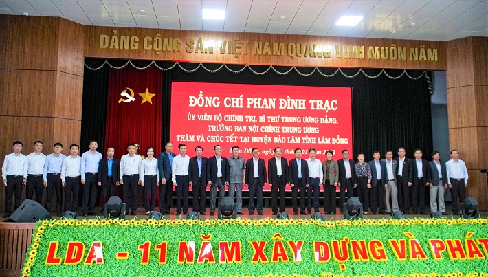 Các Đồng chí Lãnh đạo Trung ương và địa phương chụp hình lưu niệm cùng với Lãnh đạo Công ty Nhôm Lâm Đồng – TKV