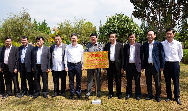 Trồng cây lưu niệm tại Công ty Nhôm Lâm Đồng – TKV