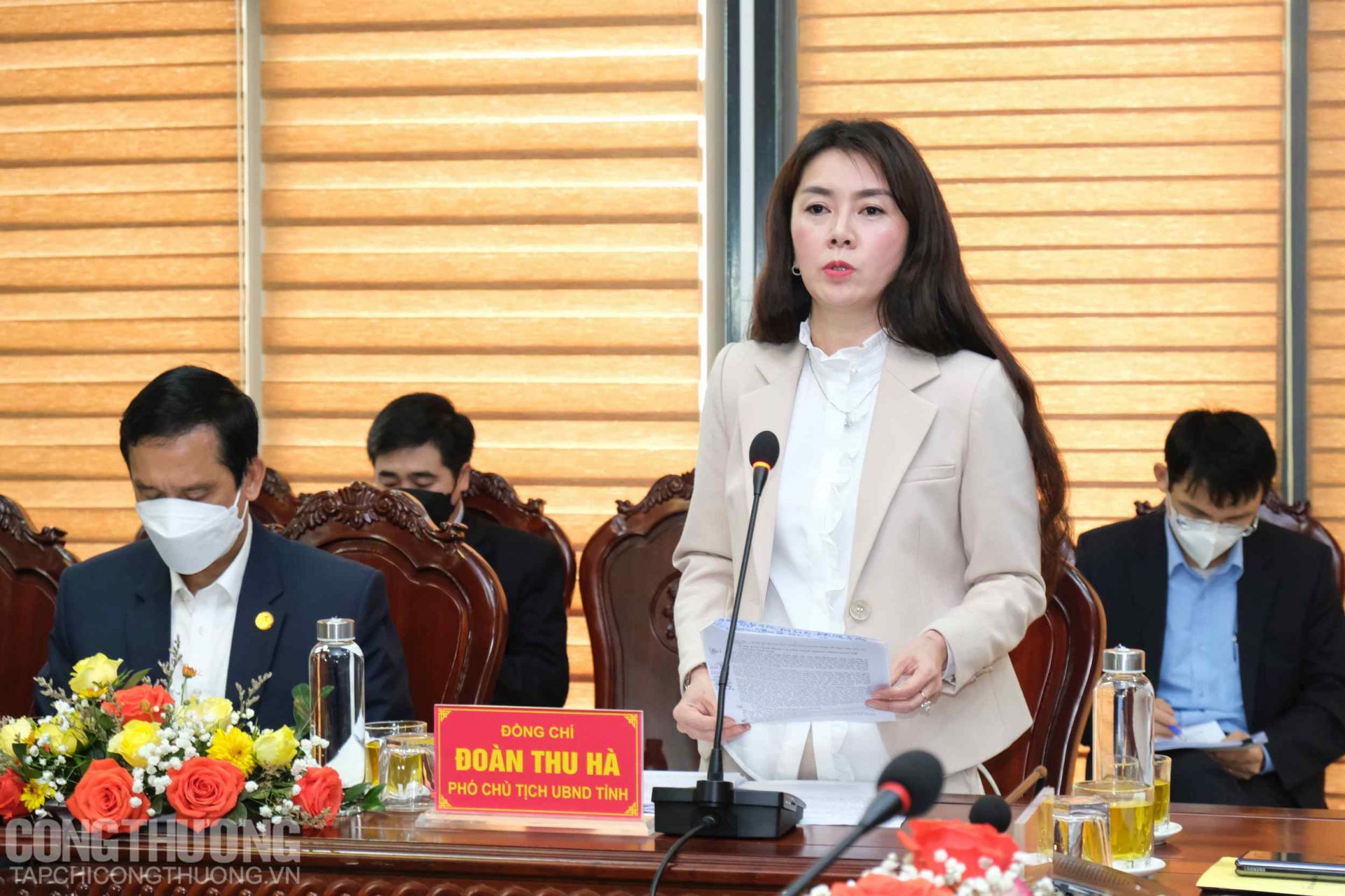 Bà Đoàn Thu Hà - Phó Chủ tịch UBND tỉnh Lạng Sơn báo cáo tại buổi làm việc