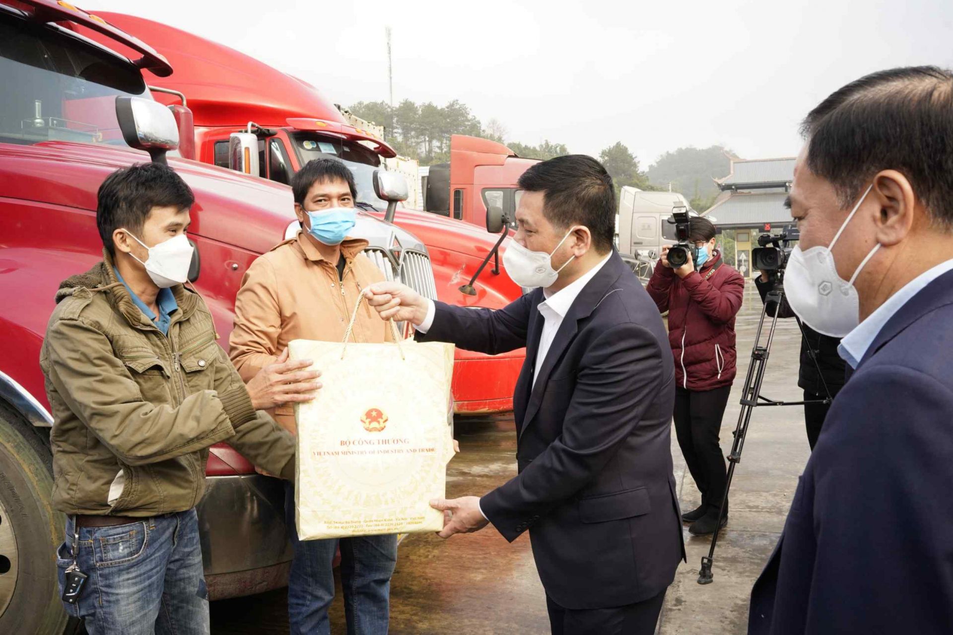 Bộ trưởng Nguyễn Hồng Diên thay mặt đoàn công tác tặng quà cho lái xe và lực lượng hải quan, biên phòng tại cửa khẩu