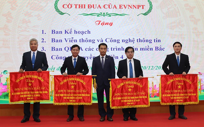 Bí thư Đảng ủy, Chủ tịch HĐTV EVNNPT - Nguyễn Tuấn Tùng trao Cờ thi đua của EVNNPT cho các tập thể có thành tích xuất sắc trong phong trào thi đua năm 2021