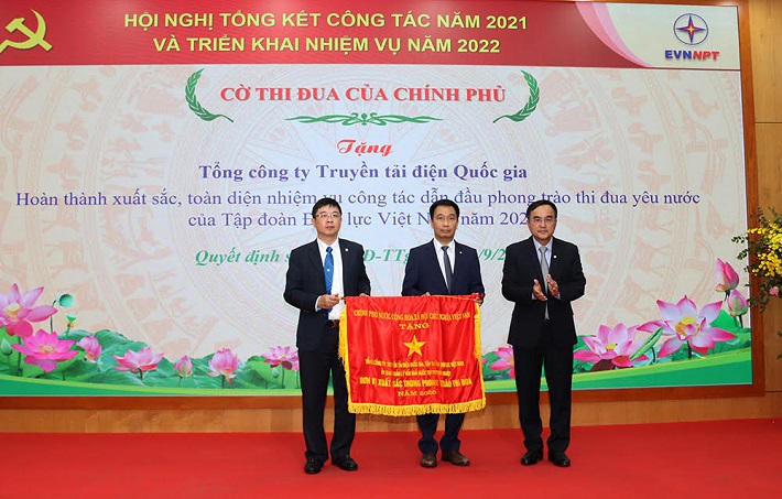 Bí thư Đảng ủy, Chủ tịch HĐTV EVN Dương Quang Thành trao Cờ thi đua của Chính phủ của lãnh đạo EVNNPT