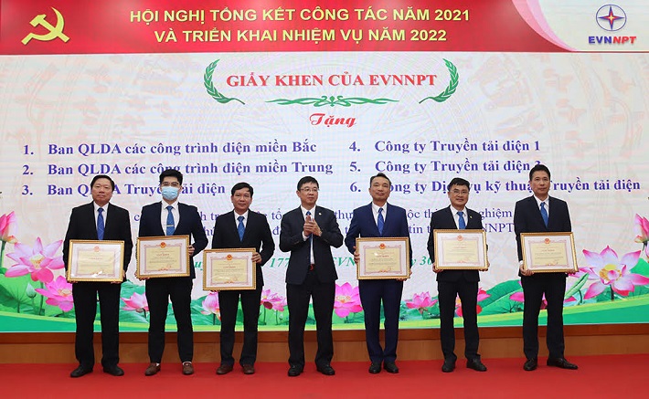 Phó Bí thư Đảng ủy, Tổng giám đốc EVNNPT – Phạm Lê Phú trao Giấy khen của Tổng công ty cho các đơn vị
