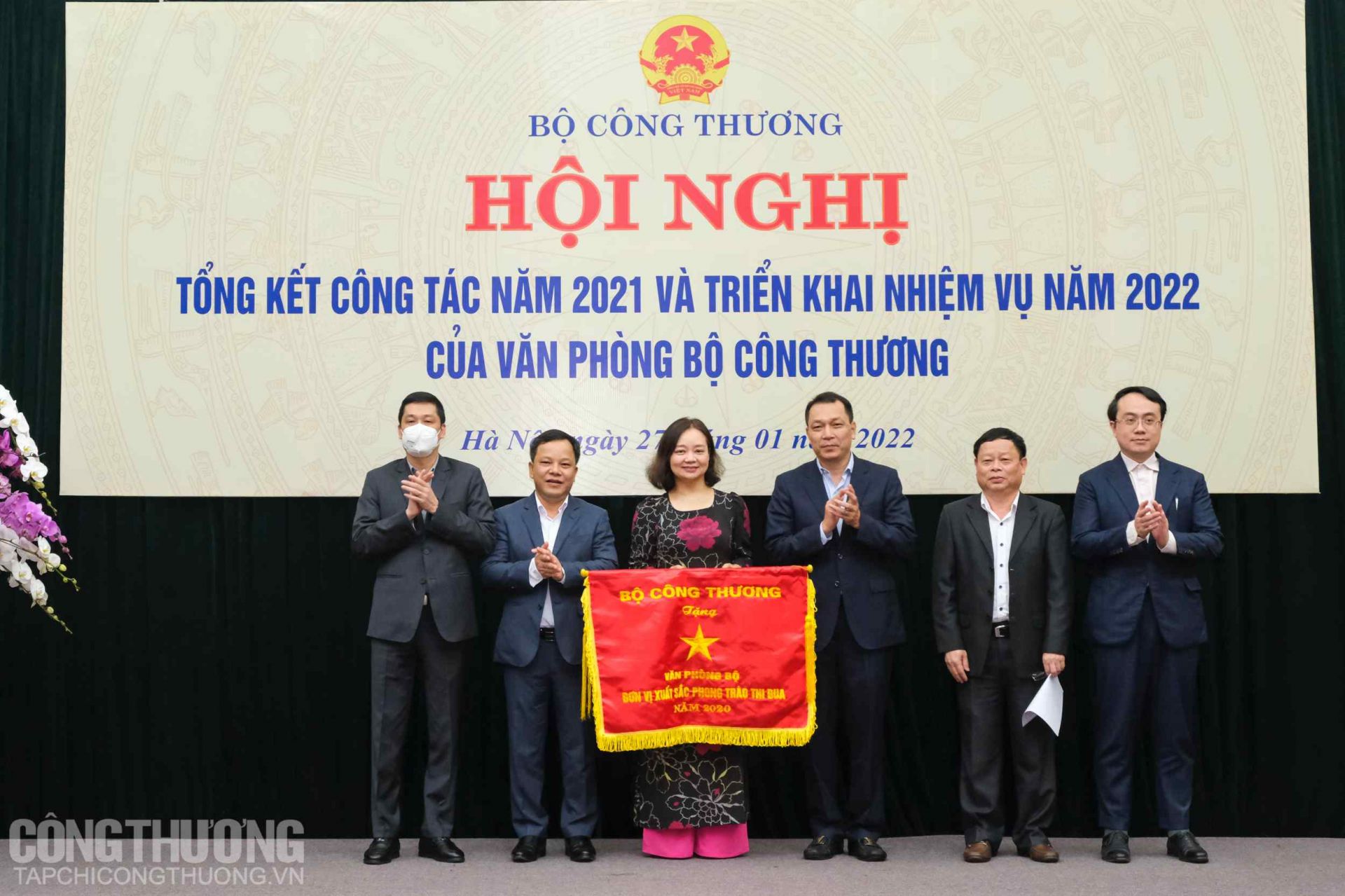 Thứ trưởng Đặng Hoàng An thay mặt Ban cán sự Đảng và lãnh đạo Bộ Công Thương trao tặng cờ thi đua xuất sắc cho Văn phòng Bộ