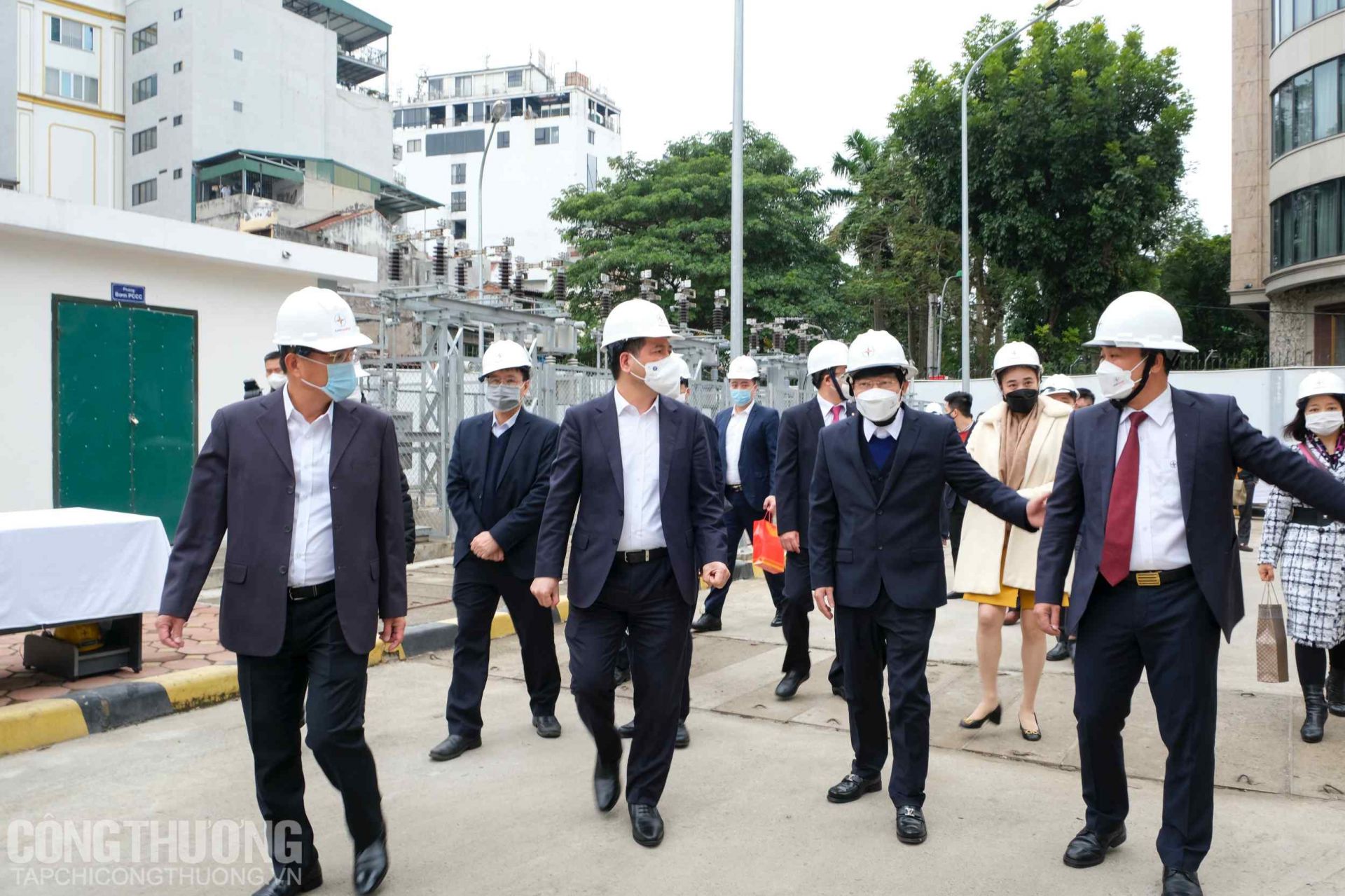 Bộ trưởng Nguyễn Hồng Diên cùng đoàn công tác Bộ Công Thương và Tập đoàn Điện lực Việt Nam (EVN) kiểm tra công tác cung ứng điện tại Trạm biến áp 110kV Yên Phụ (Hà Nội)