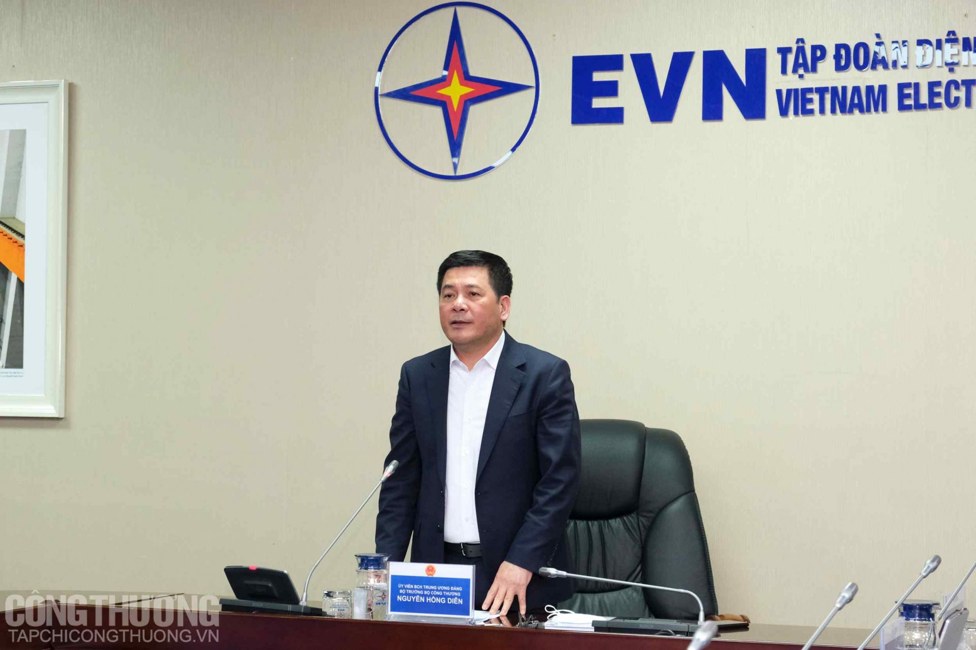 Khẳng định vai trò của EVN trong hệ thống điện quốc gia, Bộ trưởng Nguyễn Hồng Diên đề nghị Tập đoàn tiếp tục phát huy để bảo đảm công khai, minh bạch và công bằng giữa các thành phần tham gia vào cung ứng điện cho nền kinh tế đất nước