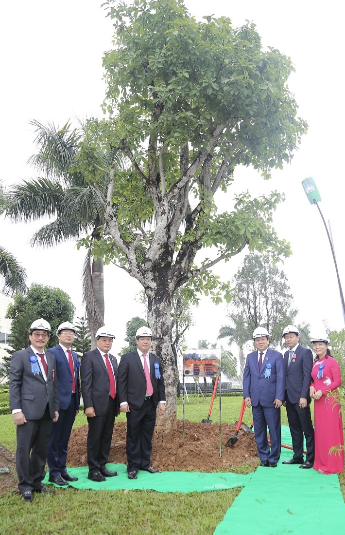 Đc Nguyễn Hoàng Anh - Chủ tịch Ủy Ban quản lý vốn Nhà nước tại Doanh nghiệp đến thăm trụ sở mới tại KCN Quốc Oai nhân dịp tết trồng cây năm 2020