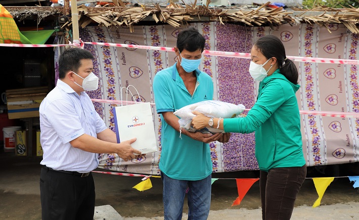 Hộ gia đình khó khăn ở Phường Thủ Thiêm, TP. Thủ Đức nhận quà từ EVNGENCO3