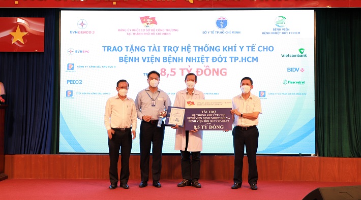 Lãnh đạo Đảng ủy Khối cơ sở Bộ Công Thương tại TP. Hồ Chí Minh và EVNGENCO3 trao tượng trưng, bàn giao công trình cấp khí cho Bệnh viện Bệnh Nhiệt đới TP. Hồ Chí Minh