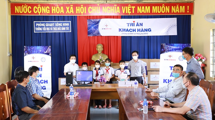 EVNGENCO3 và VSH trao tặng 50 bộ máy vi tính và các dụng cụ học tập cho các trường, học sinh tại 02 tỉnh Bình Định và Phú Yên