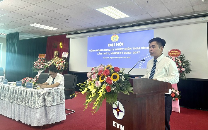 Đồng chí Nguyễn Việt Hùng - Đại diện đoàn chủ tịch trình bày Báo cáo của Ban chấp hành Công đoàn Công ty nhiệm kỳ 2015-2022; mục tiêu, nhiệm vụ nhiệm kỳ 2022-2027