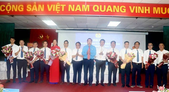 Các đồng chí Lãnh đạo Công đoàn ĐLVN, Lãnh đạo Công ty Nhiệt điện Thái Bình chúc mừng các đồng chí trúng cử BCH Công đoàn Khóa II, nhiệm kỳ 2022 - 2027 