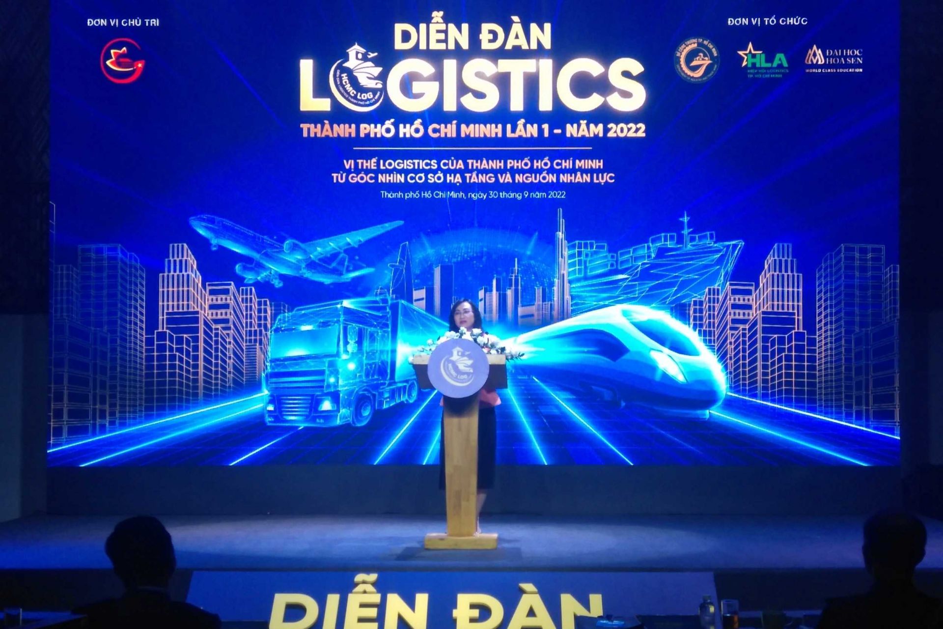 Bà Phan Thị Thắng - Phó Chủ tịch UBND TP. Hồ Chí Minh khẳng định logistics là một ngành rất quan trọng, có tác động đến sự phát triển bền vững, lâu dài cho tăng trưởng kinh tế Thành phố