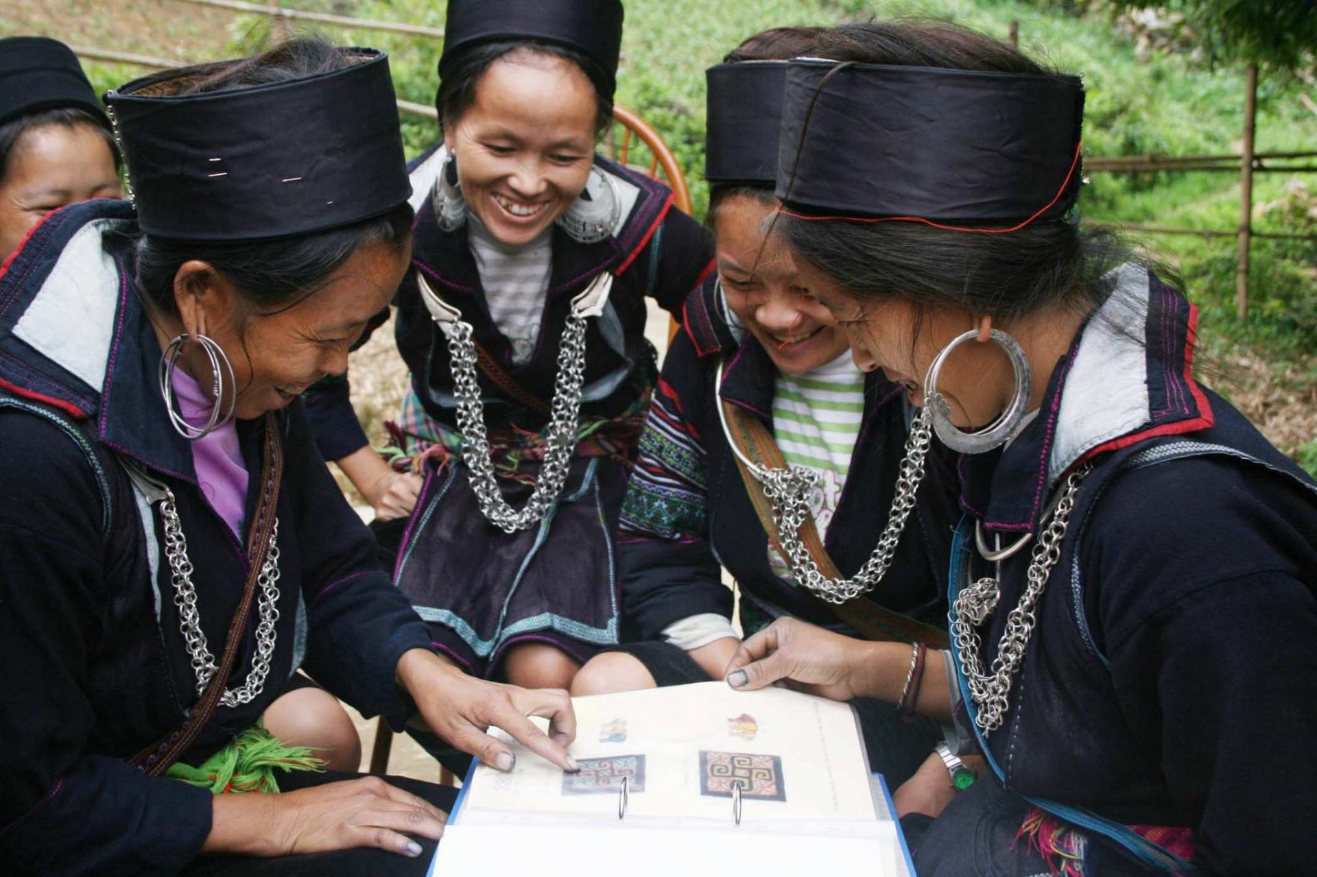 Các dự án của Craft Link đã "hồi sinh" nghề thêu, nghề dệt truyền thống của đồng bào dân tộc thiểu số tại bao thôn, làng trên khắp cả nước