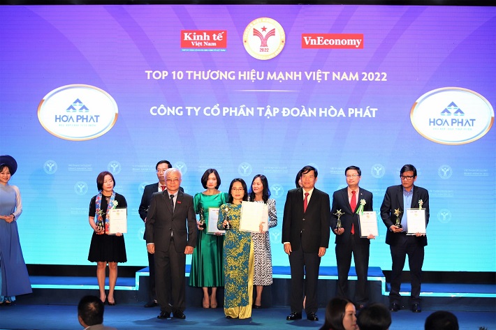 Bà Nguyễn Thị Thảo Nguyên, Phó Tổng giám đốc Tập đoàn Hòa Phát lên nhận Top 10 Thương hiệu Mạnh Việt Nam