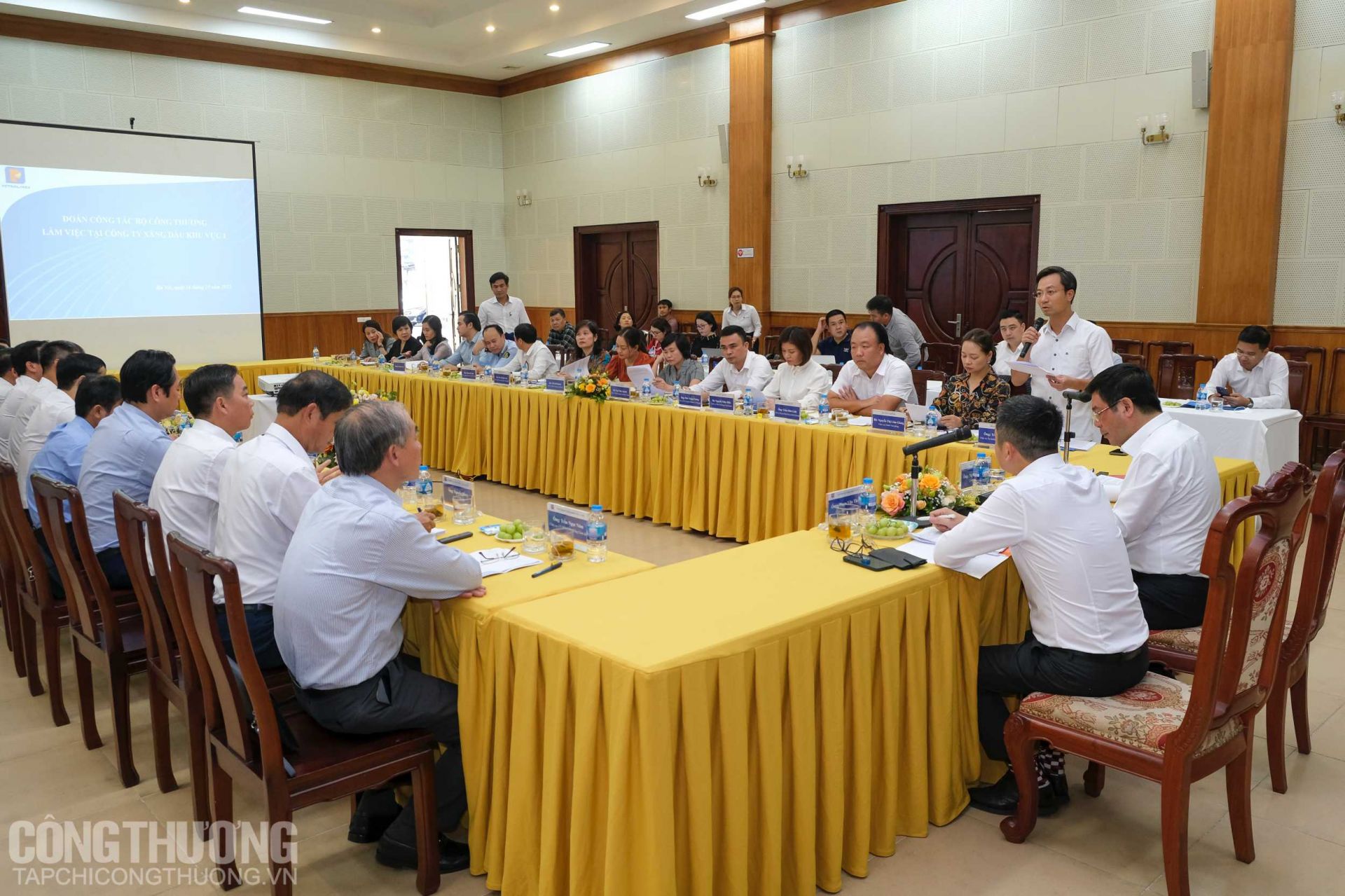 Bộ trưởng Nguyễn Hồng Diên khảo sát và làm việc tại Công ty Xăng dầu Khu vực I