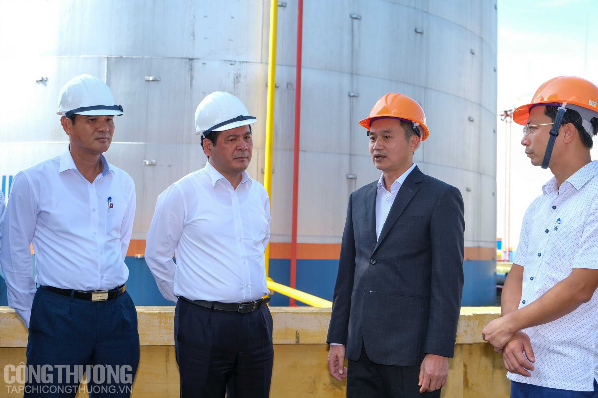 Bộ trưởng Bộ Công Thương Nguyễn Hồng Diên và lãnh đạo Tập đoàn Xăng dầu Việt Nam (Petrolimex) khảo sát thực tế  Tổng kho Xăng dầu Đức Giang