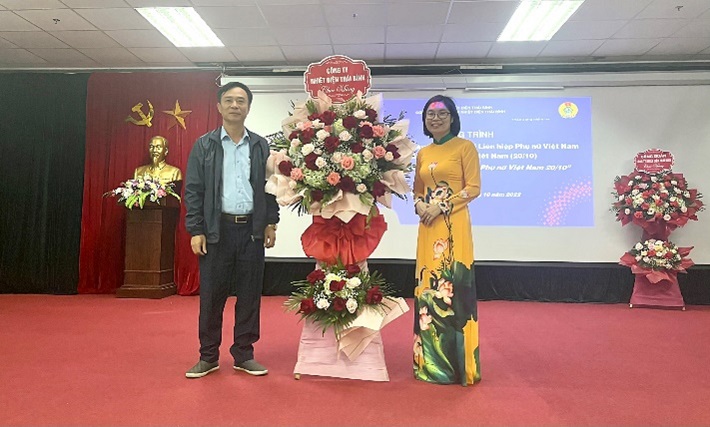 Đồng chí Trần Hữu Học – Phó Giám đốc đại diện Lãnh đạo Công ty tặng hoa chúc mừng