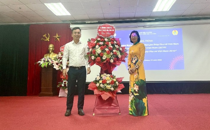 Đồng chí Nguyễn Việt Hùng – Chủ tịch Công đoàn đại diện BCH Công đoàn tặng hoa chúc mừng